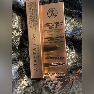 Anastasia Brow Definer 
NWT